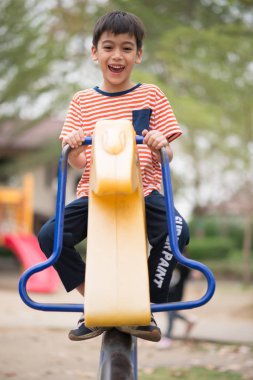 Bkz: oynarken küçük çocuk bahçesi Parkı'nda gördüm