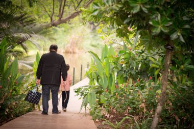 Baba ve oğul birlikte bridge park manzaralı yürüyüş