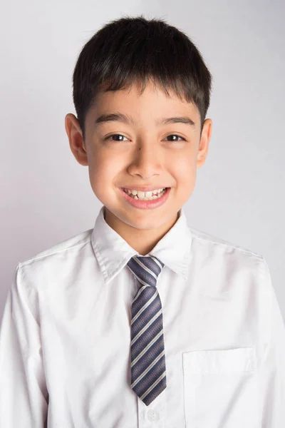 Portret van kleine jongen dragen een wit overhemd school uniform — Stockfoto