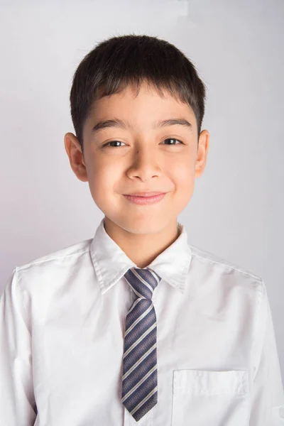 Portret van kleine jongen dragen een wit overhemd school uniform — Stockfoto