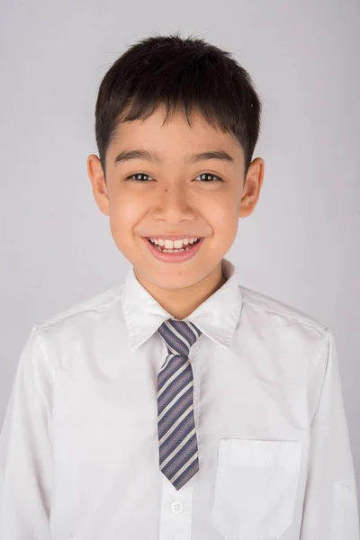 Портрет маленького хлопчика в шкільній формі білої сорочки — стокове фото