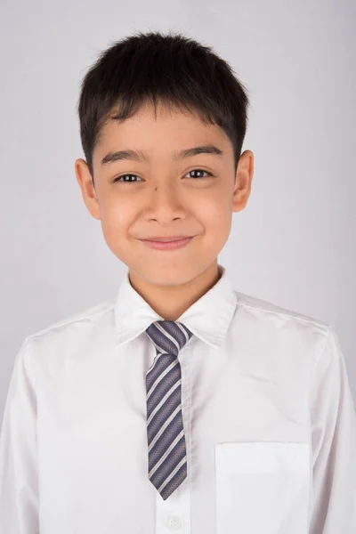 Portret van kleine jongen dragen een wit overhemd school uniform — Stockfoto