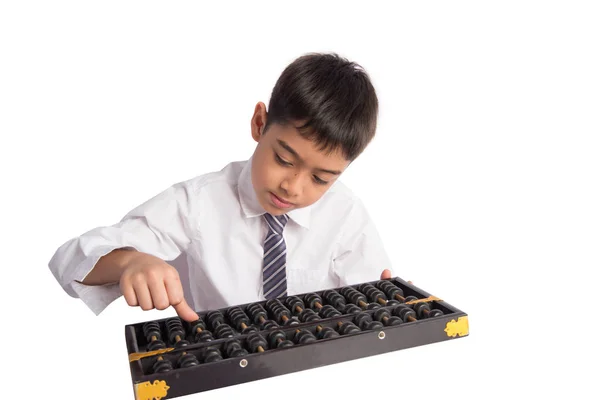 Niño pequeño usando ábaco para estudiar matemáticas clase de educación — Foto de Stock