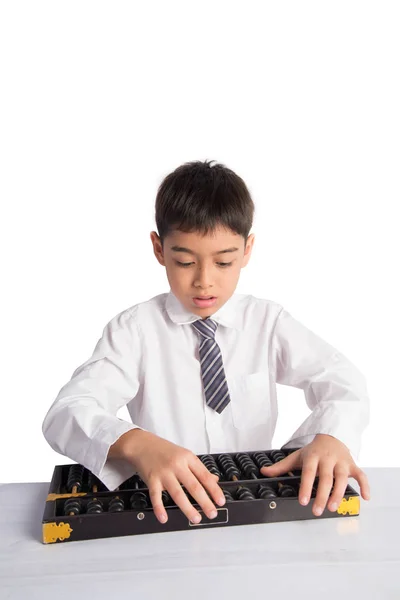 Μικρό αγόρι χρησιμοποιώντας abacus για τη μελέτη μαθηματικών κατηγορία εκπαίδευσης — Φωτογραφία Αρχείου