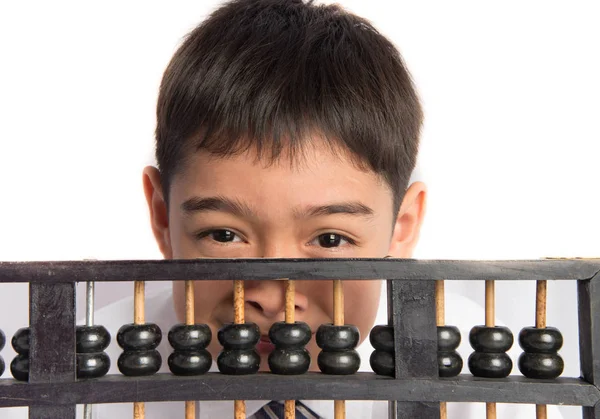 Niño pequeño usando ábaco para estudiar matemáticas clase de educación —  Fotos de Stock