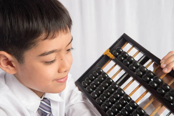 Menino usando o ábaco para estudar educação matemática — Fotografia de Stock