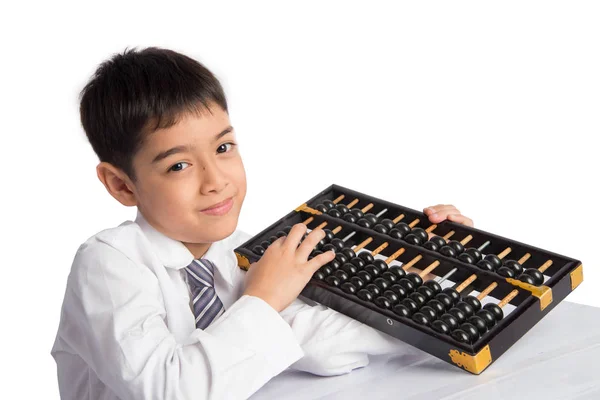 Jongetje met behulp van abacus studie wiskunde onderwijs klasse — Stockfoto