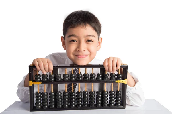 Маленький мальчик, использующий абакус для изучения математического образования — стоковое фото