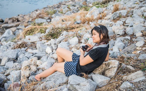 Kvinna med digitalkamera fotografering på resor på kullen — Stockfoto