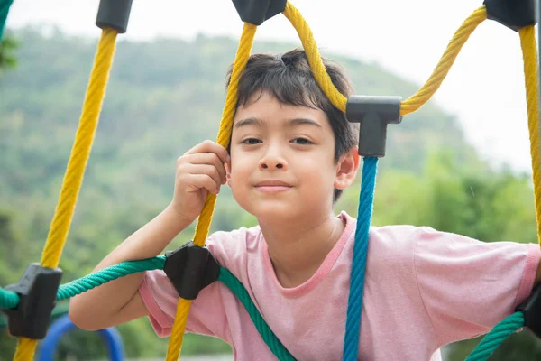 Corde d'escalade pour petit garçon à l'aire de jeux — Photo