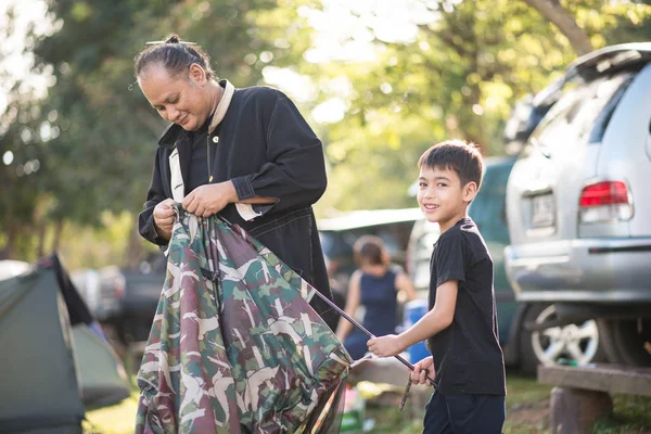 少年の家族の休日の夏の時間にキャンプ用のテントを構築 — ストック写真