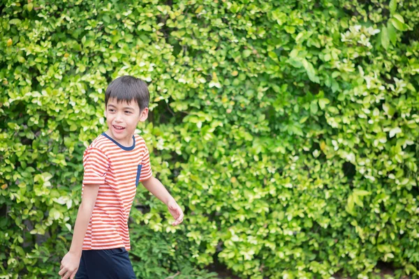 Lilla syskon pojke spelar tillsammans i parken — Stockfoto