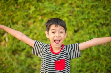 Küçük çocuk Park mutlu yüz ile çalışan