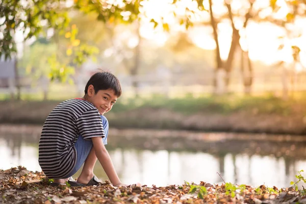 Asyalı çocuk th parkta oturan kapatın 
