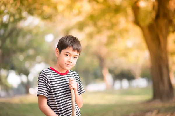 番目の公園に座っているアジアの少年を閉じる — ストック写真