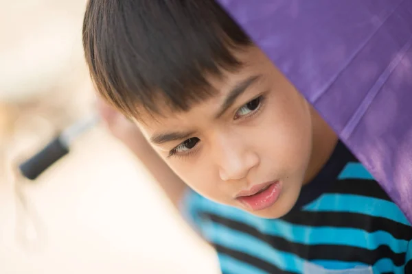 Kleiner Junge läuft mit glücklichem Gesicht durch den Park — Stockfoto