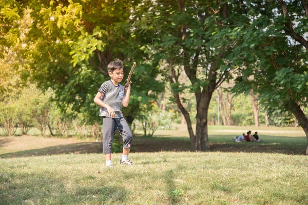 Kleine jongen spelen tic tac toe game in het park — Stockfoto