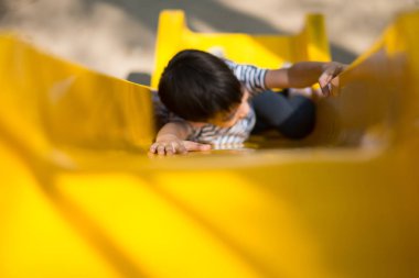 Küçük çocuk parkında kaymak oynamak