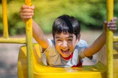 Küçük çocuk parkında kaymak oynamak