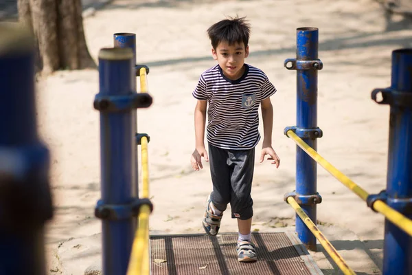 Niño jugando slider en el patio de recreo — Foto de Stock