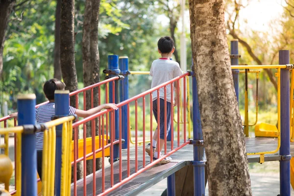 小男孩在操场上玩滑块 — 图库照片