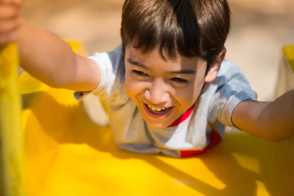 Liten pojke spelar reglaget på lekplats — Stockfoto