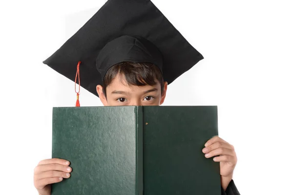Junge im Abschlusskleid Bachelorrobe Mütze akademisches Kleid Kinder Cosplay-Kostüm — Stockfoto