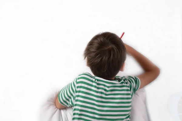 Petit garçon dessiner et peindre la couleur du crayon sur le papier activités à la maison — Photo