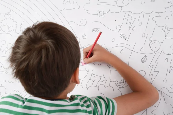 Bambino disegnare e dipingere il colore della matita sulle attività della casa di carta — Foto Stock