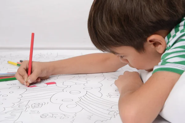 Menino desenhar e pintar a cor do lápis sobre as atividades casa de papel — Fotografia de Stock