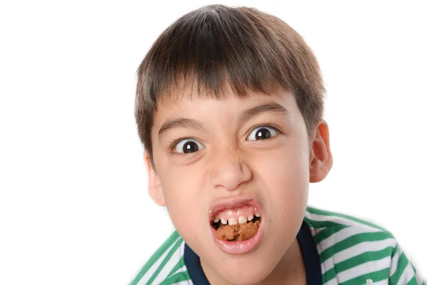 Niño pequeño cocinando y comiendo pastel de chocolate hecho en casa — Foto de Stock