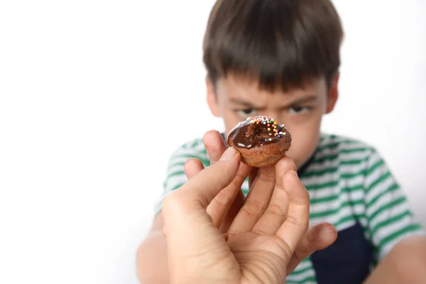 Mały chłopiec do Ignoruj, aby zjeść słodkie czekoladowe z alergią — Zdjęcie stockowe