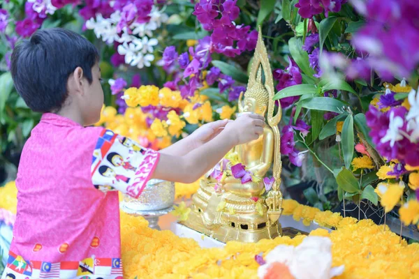 Menino jogando respingo de arma de água no festival de água de Songkran na Tailândia — Fotografia de Stock