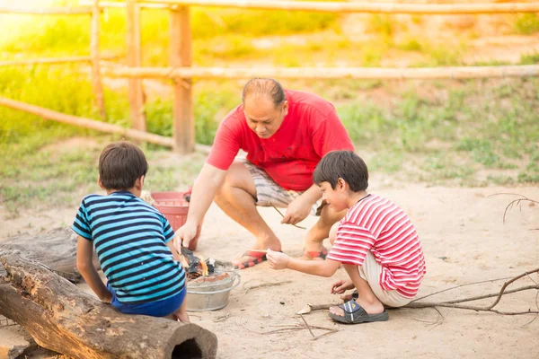 Asain Pai Filho Fazendo Churrasco Togheter Atividade Livre — Fotografia de Stock