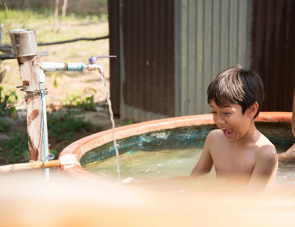 Poco Asiático Niño Tomando Baht Aire Libre Campo — Foto de Stock