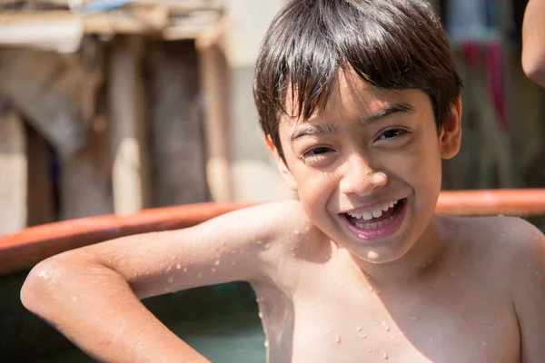 Poco Asiático Niño Tomando Baht Aire Libre Campo — Foto de Stock