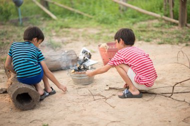 Asain baba ve oğul Barbekü togheter açık hava etkinliği yapma 
