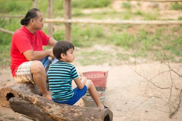 Asain Pai Filho Fazendo Churrasco Togheter Atividade Livre — Fotografia de Stock