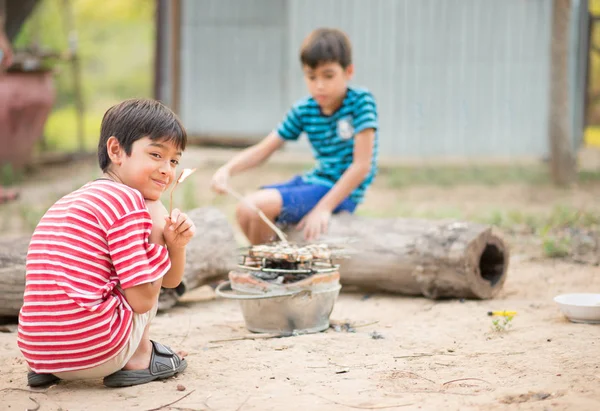 Asain Pai Filho Fazendo Churrasco Togheter Atividade Livre — Fotografia de Stock