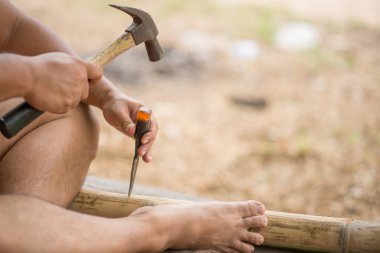 Aile oğlu ve bambu ağacı birlikte ülke yan açık hava etkinliği tarafından masasına babası