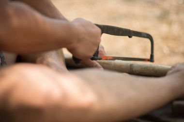 Aile oğlu ve bambu ağacı birlikte ülke yan açık hava etkinliği tarafından masasına babası