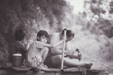 Aile oğlu ve bambu ağacı birlikte ülke yan açık hava etkinliği tarafından masasına babası