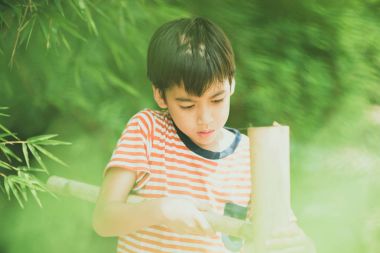 Aile oğlu ve bambu ağacı birlikte ülke yan açık hava etkinliği tarafından masasına babası
