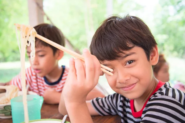 レストランで麺を食べる少年 — ストック写真