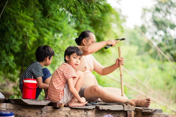 Família Filho Pai Fazendo Mesa Pela Árvore Bambu Juntos País — Fotografia de Stock
