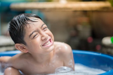 Küçük çocuk oyun su sıçrama