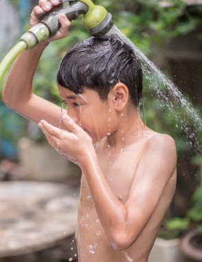 Küçük çocuk oyun su sıçrama