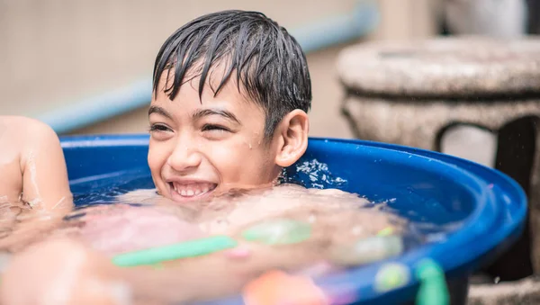 Menino Jogando Água Respingo — Fotografia de Stock