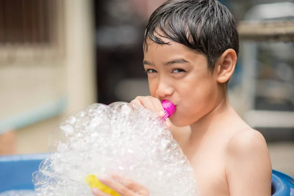 小男孩玩气泡显示水飞溅 — 图库照片