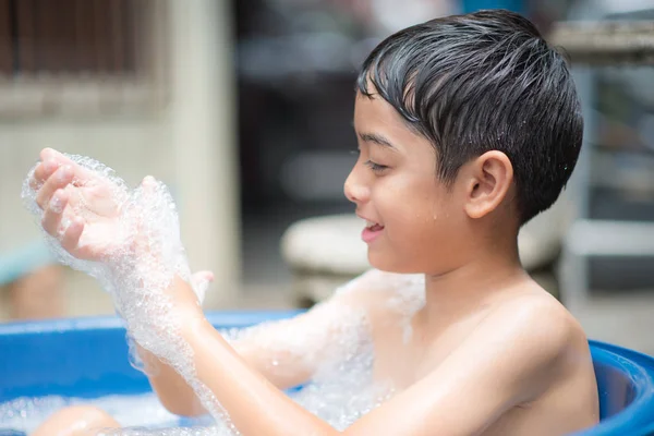 Malý Chlapec Hraje Bublina Ukazuje Stříkající Vodě — Stock fotografie